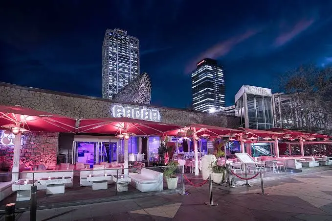 Ambiente nocturno de una discoteca en Barcelona con luces de colores y gente bailando