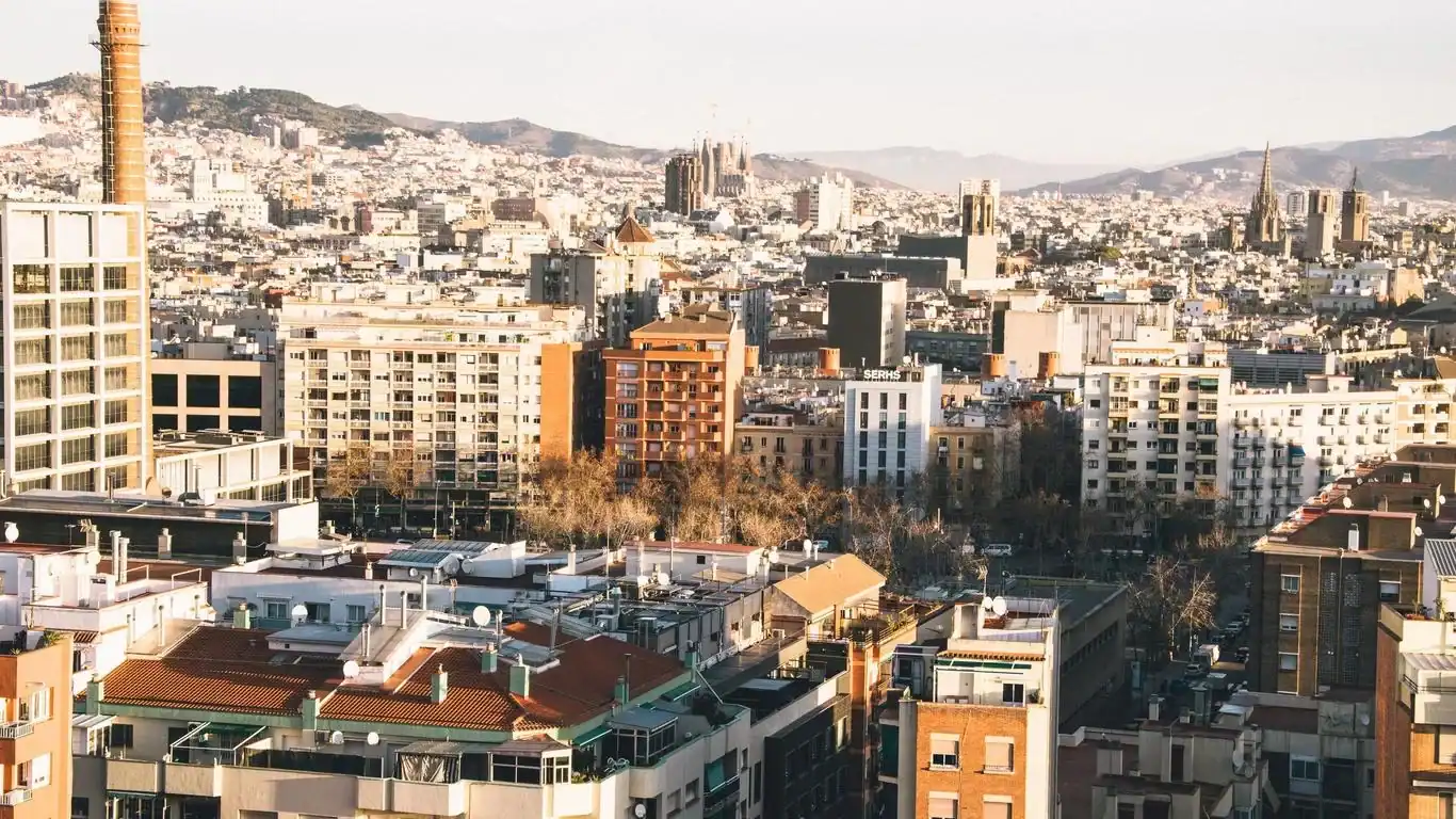 Limusina elegante circulando por Badalona para celebraciones y servicios VIP