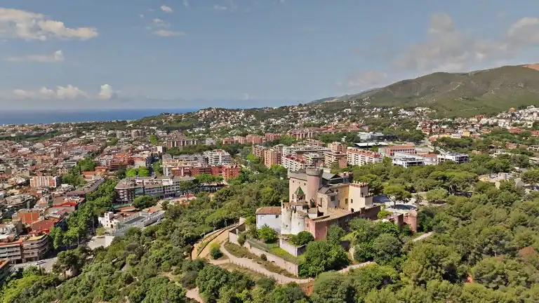 Limusina de lujo recorriendo Castelldefels para bodas, celebraciones y ocasiones especiales