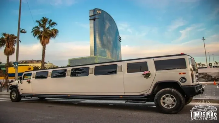 Imagen de la limusina Hummer detrás se ve el hotel w de Barcelona