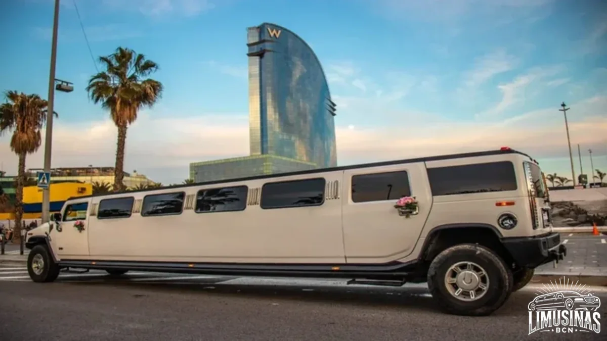 Imagen de la limusina Hummer detrás se ve el hotel w de Barcelona