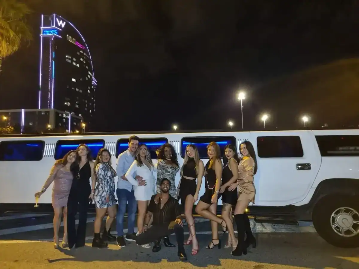 Fiesta de cumpleaños en limusina Hummer en Barcelona, celebración de lujo para chicas