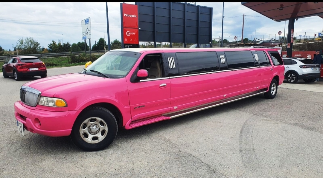alt="Alquiler de limusina Hummer rosa en Barcelona de noche para cumpleaños y eventos"