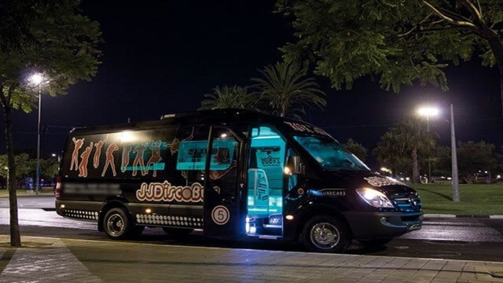 mini bus negro Minibús negro estilo discoteca frente al Hotel W en Barcelona