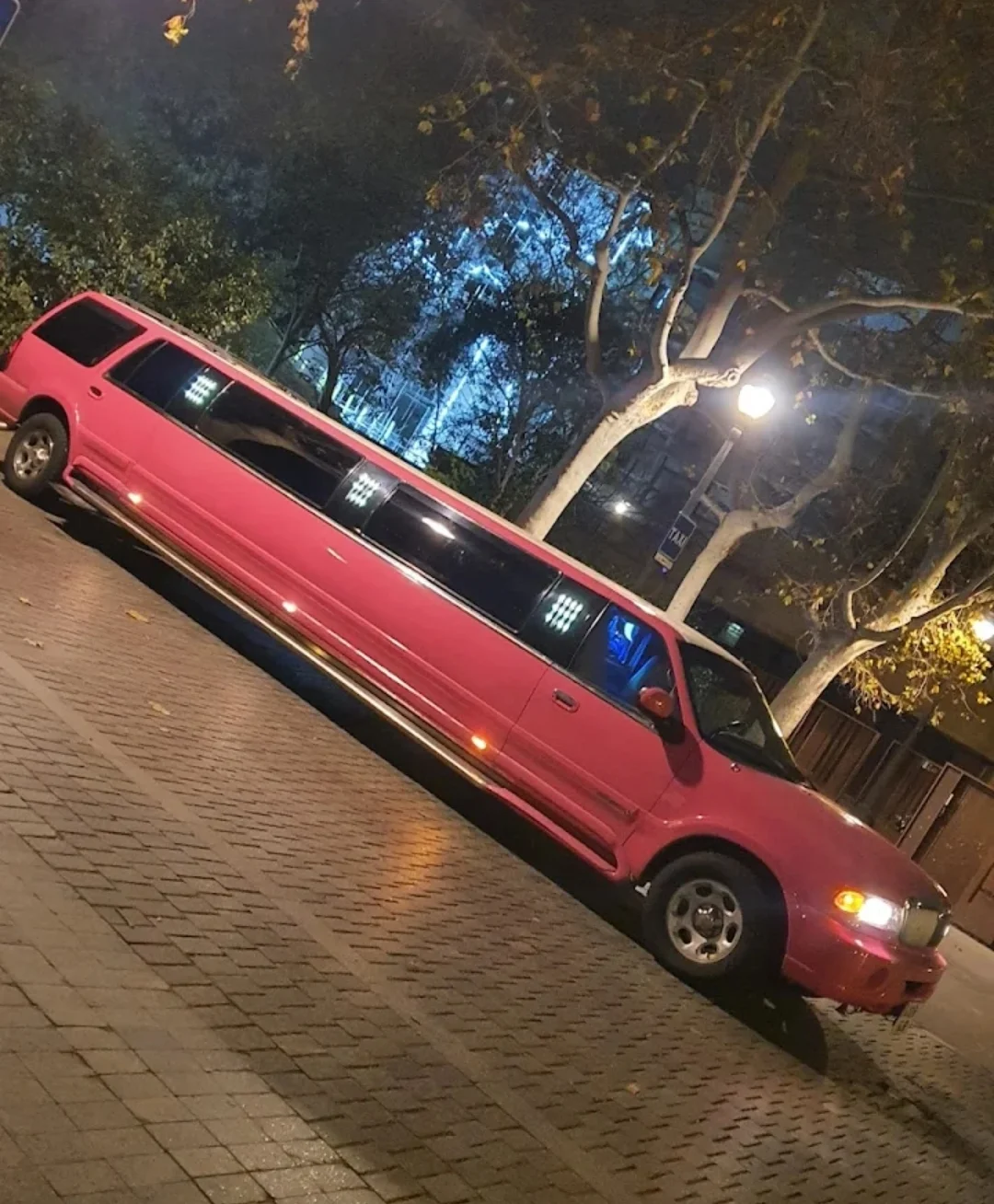 Elegante limusina Hummer rosa grande en las calles de Barcelona, diseñada para celebraciones femeninas