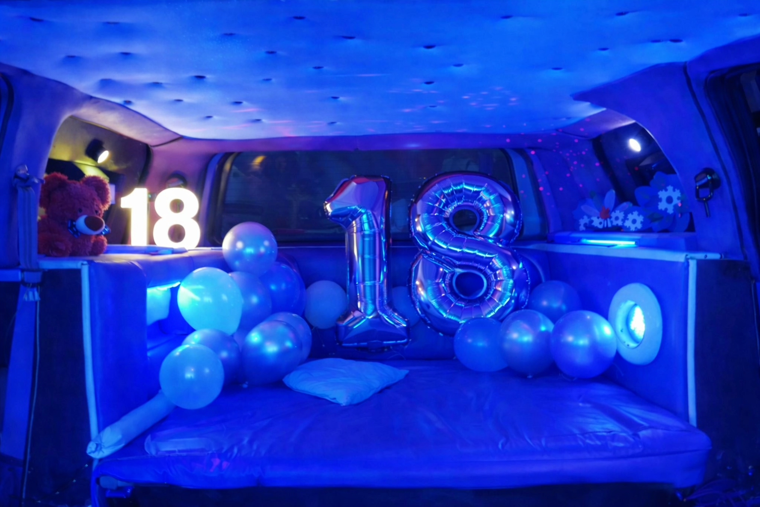una decoracion de cumpleaños 18 en limusina