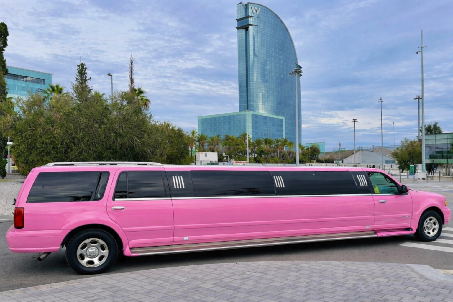 Limusina Hummer rosa para 12 personas frente al Hotel W Barcelona, alquiler de limusinas de lujo en Barcelona