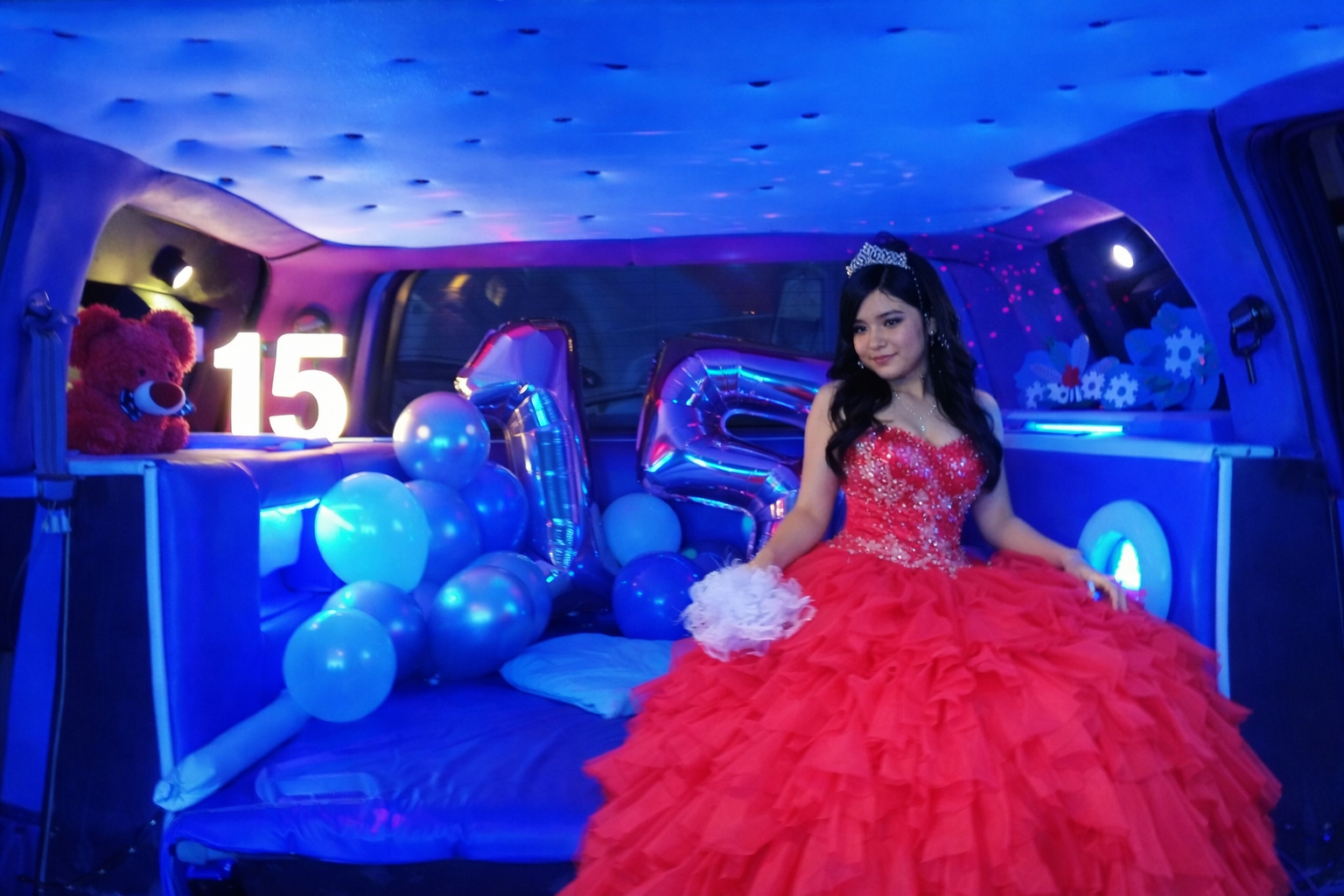 quinceañera con vestido rojo interior limusina alt="Niña de 15 años dentro de una limusina rosa en Barcelona, interior decorado para fiesta de quinceañera"<br />
