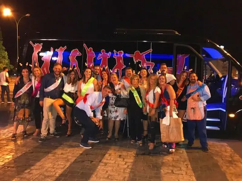 Limusinas para despedidas en Barcelona grupo celebrando despedida dentro de una limusina con luces y música