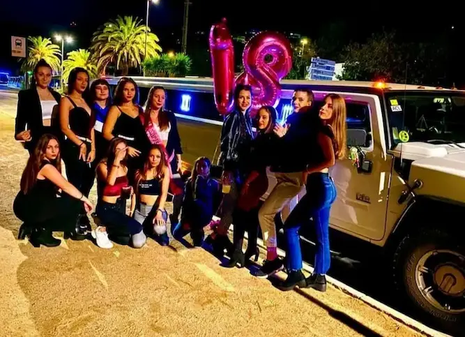 Grupo celebrando cumpleaños en limusina en Barcelona con fiesta privada y servicio de alquiler de limusinas VIP
