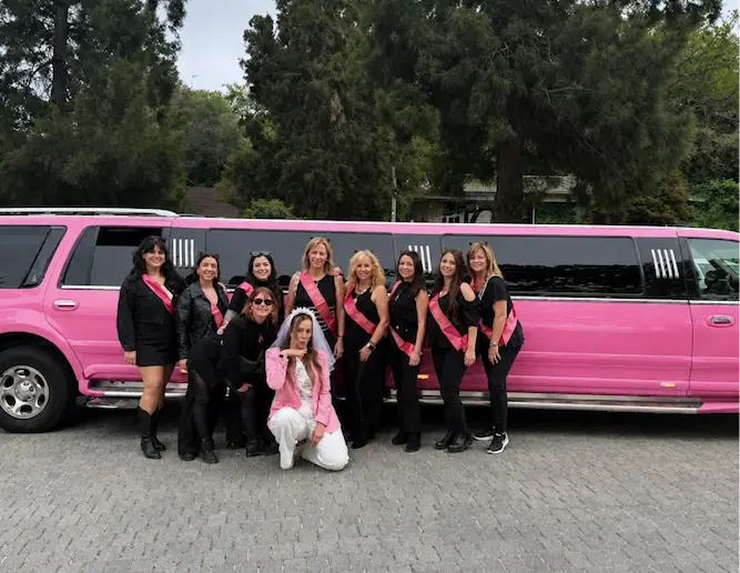 Despedida de soltera en limusina en Barcelona con grupo de amigas disfrutando de fiesta con limusina rosa