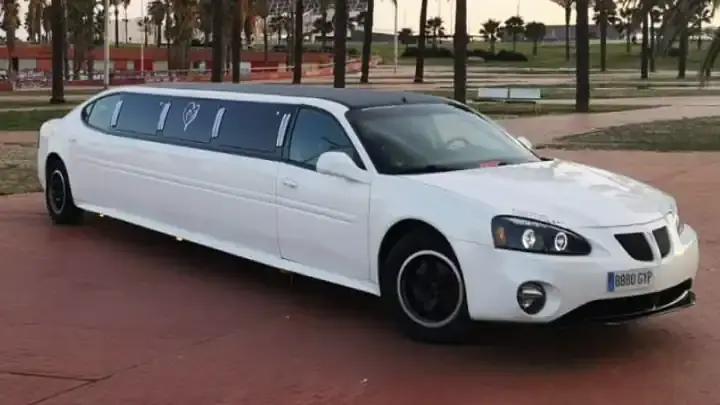 Limusina de lujo blanca en Barcelona ofreciendo servicio VIP y transporte premium exclusivo.