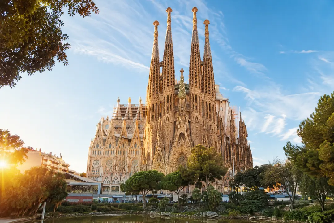 Vista panorámica de la Sagrada Familia en Barcelona durante una experiencia turística de lujo.