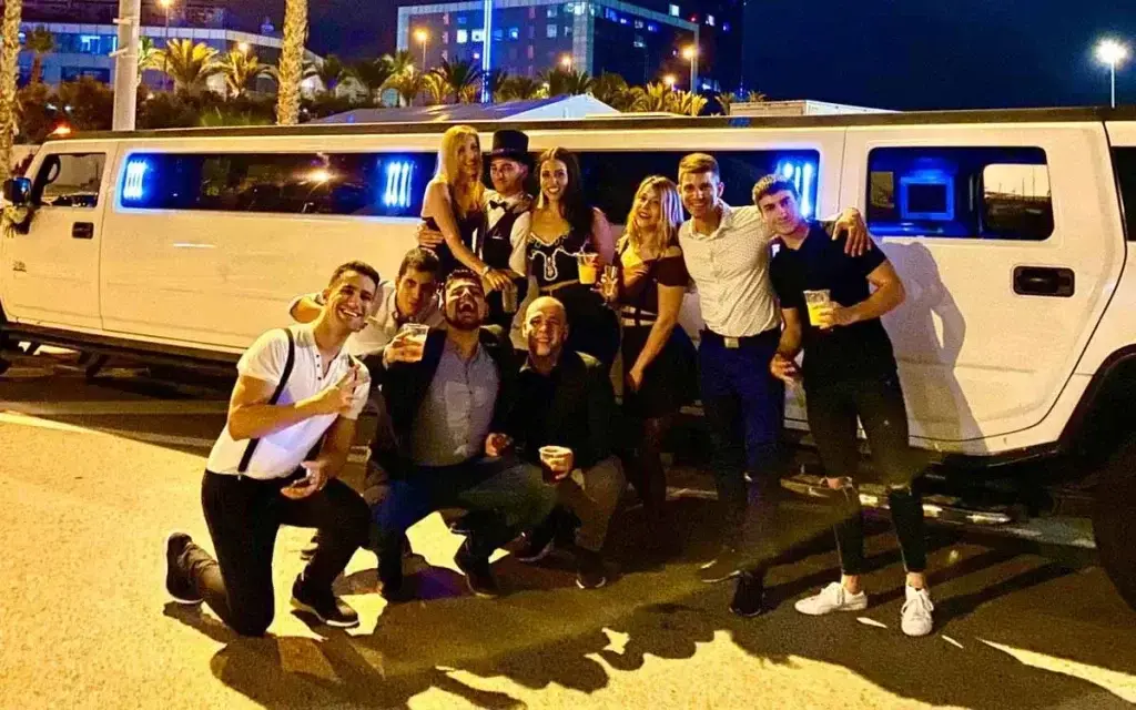 Grupo celebrando un cumpleaños dentro de una limusina de lujo en Mataró