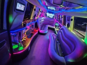 Interior de lujo con luces LED y minibar en limusina de Castelldefels