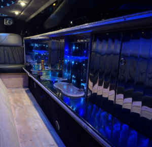 Interior de lujo con luces LED y minibar en limusina de Sabadell