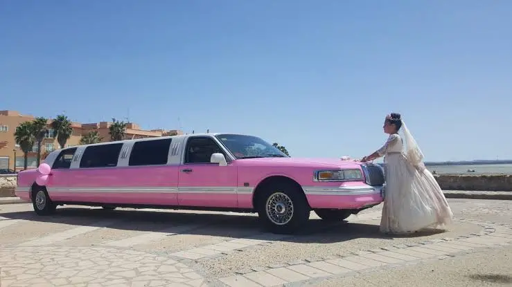 Limusina blanca de lujo para bodas en Castelldefels