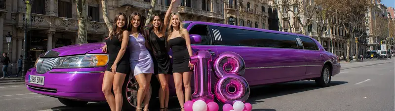 limusina para cumpleaños en Barcelona alt="Limusina para cumpleaños en Barcelona con grupo de amigos"