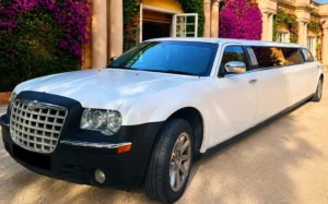 Limusina Chrysler blanca con cava y refrescos