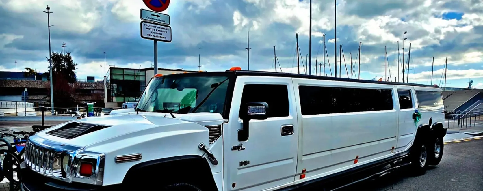 Hummer Aurora blanca de seis ruedas vista de frente en Barcelona