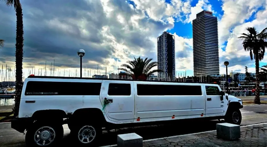 Hummer Aurora blanca, la limusina más espectacular de Barcelona, con la ciudad de fondo