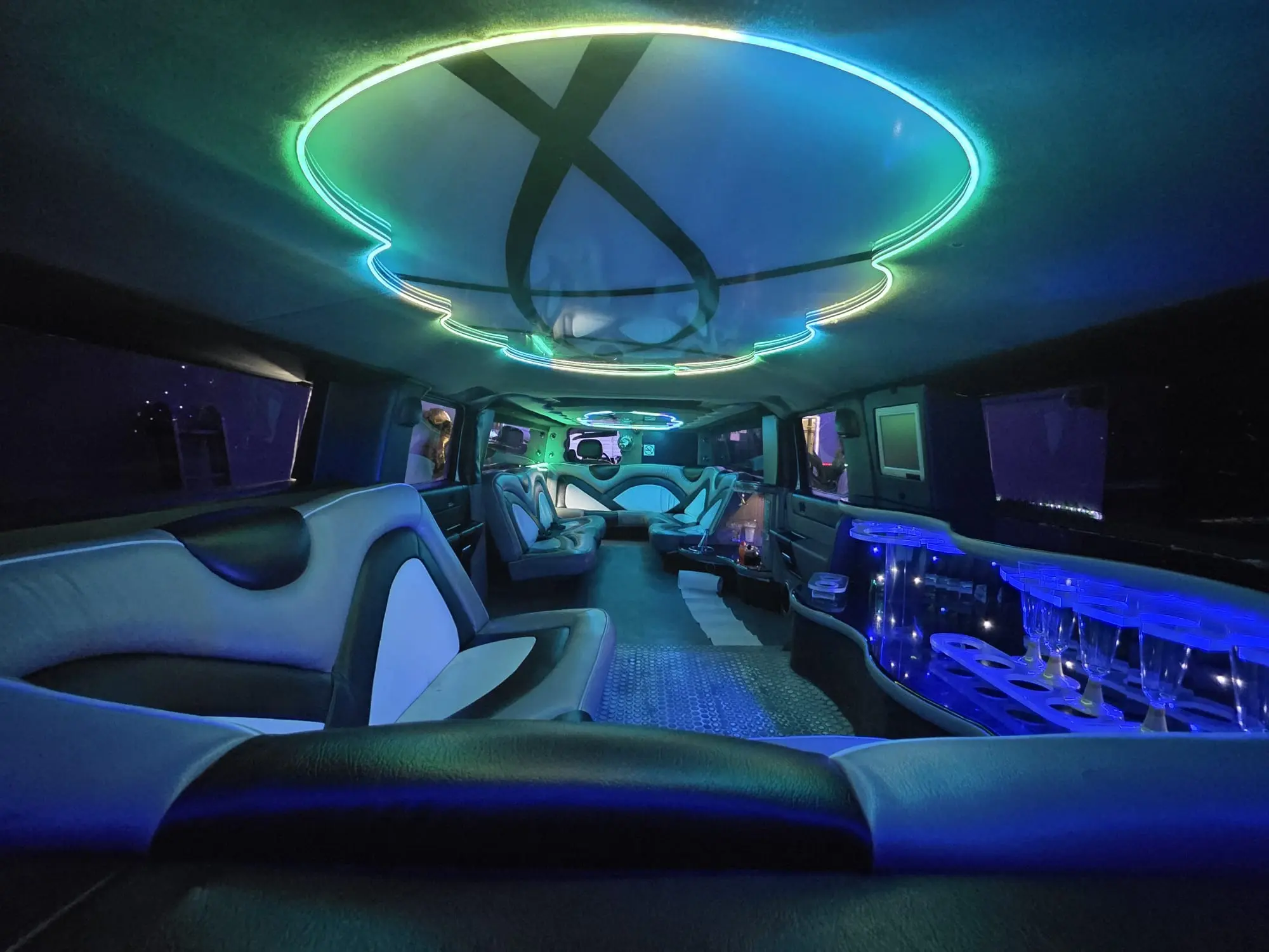 Interior de la limusina Hummer Aurora en Barcelona con techo LED multicolor