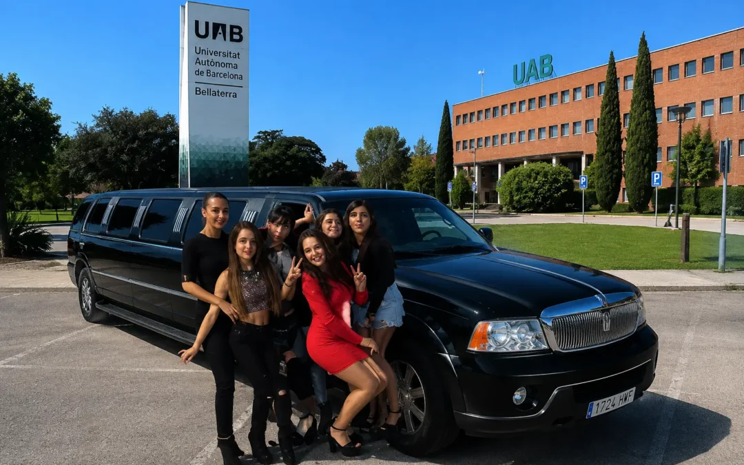 Grupo de graduados subiendo a una limusina en el campus de la UAB en Cerdanyola del Vallès