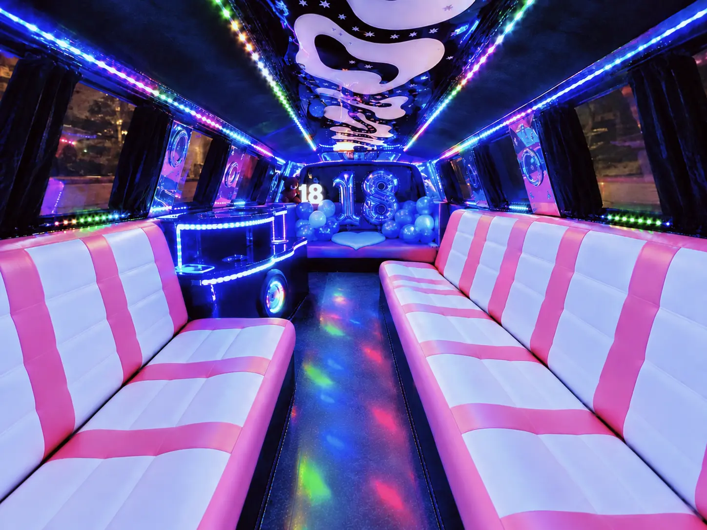 Limusina Lincoln Navigator rosa con capacidad para 12 personas, ideal para celebraciones y fiestas.
