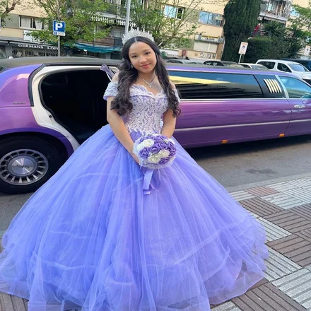 Quinceañera celebrando su fiesta de 15 años con vestido lila