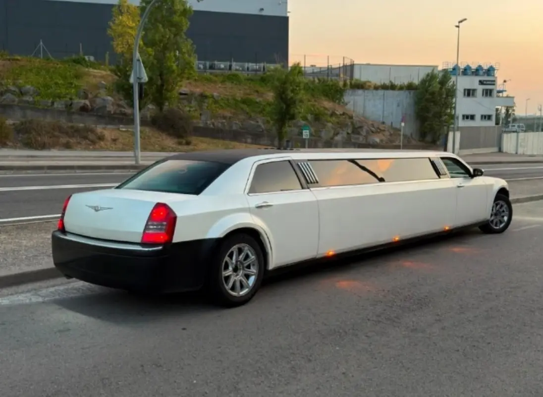 limusina Chrysler blanca Barcelona Limusina Chrysler gris para 8 personas en Barcelona