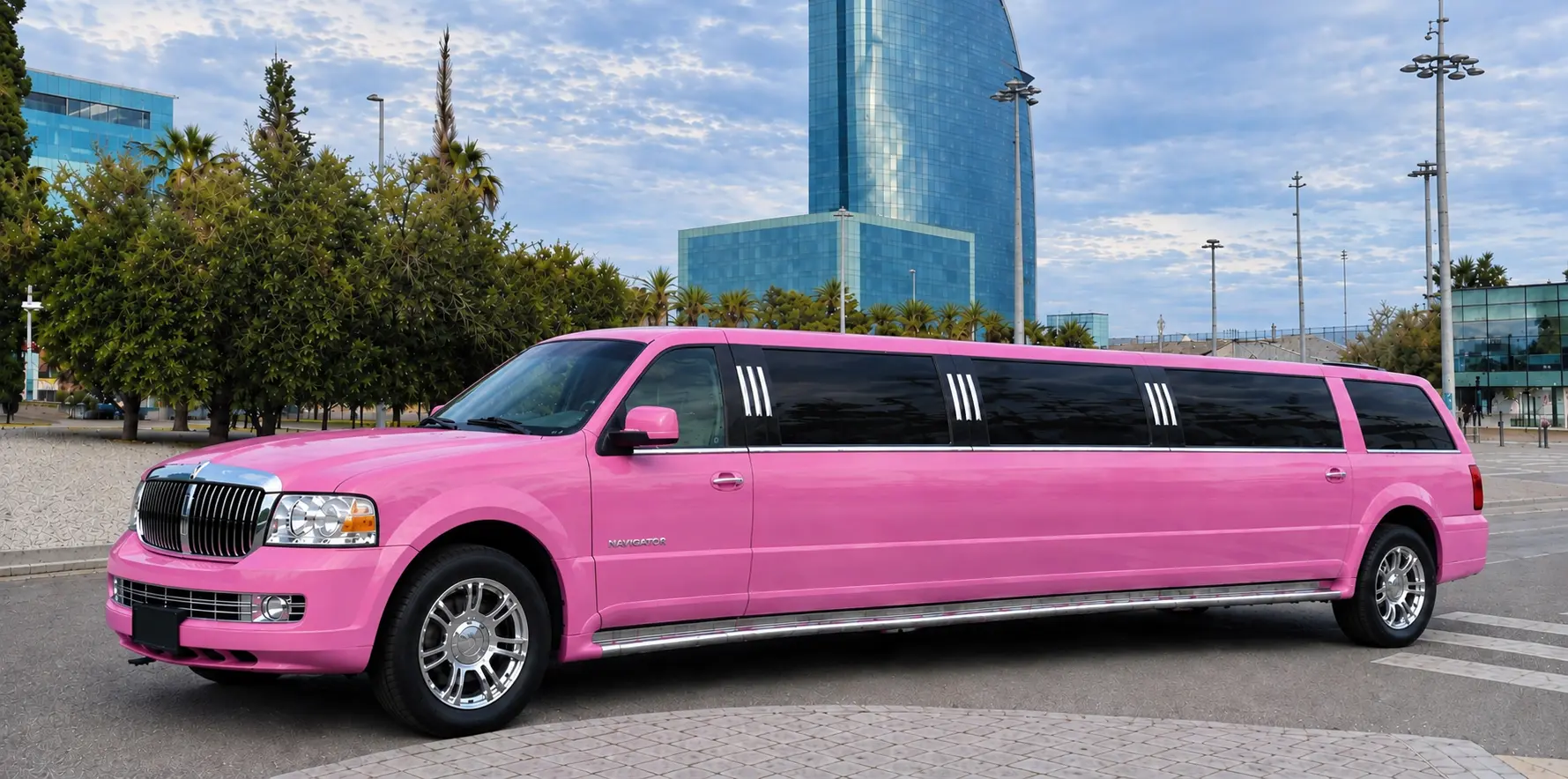 Limusina Lincoln Navigator rosa de 12 personas en Barcelona
